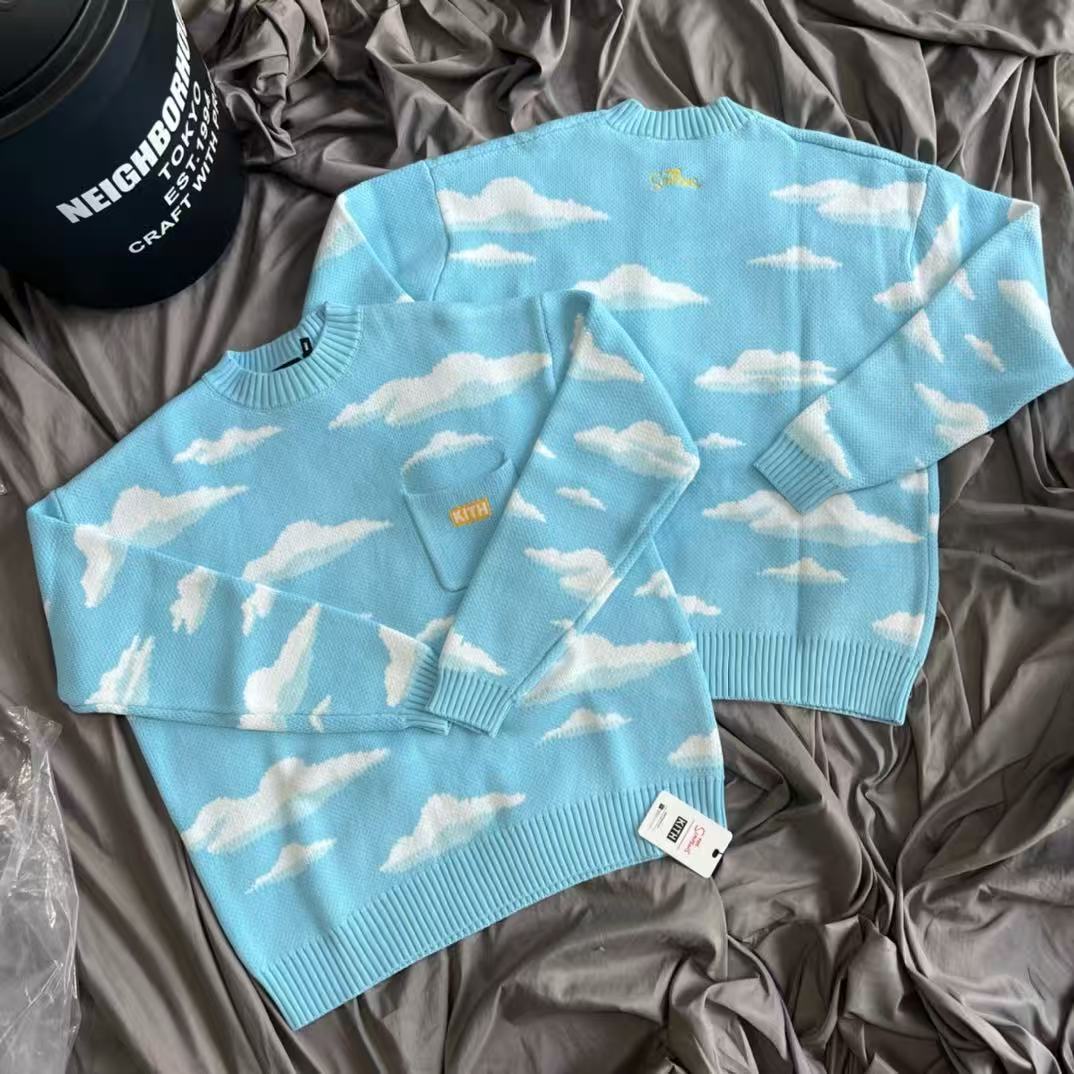 Kith Sweater Knit - เสื้อสเวตเตอร์ถักคอกลมทรงหลวมแบบคอลแลบ KITH Simpson สไตล์อเมริกัน สีฟ้าขาวลายเมฆ สำหรับทุกเพศ